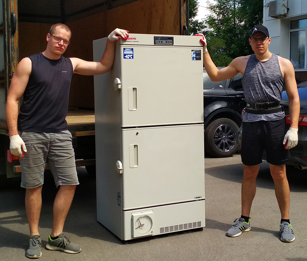 Грузчики Братья Беликовы на перевозке тяжёлого холодильника